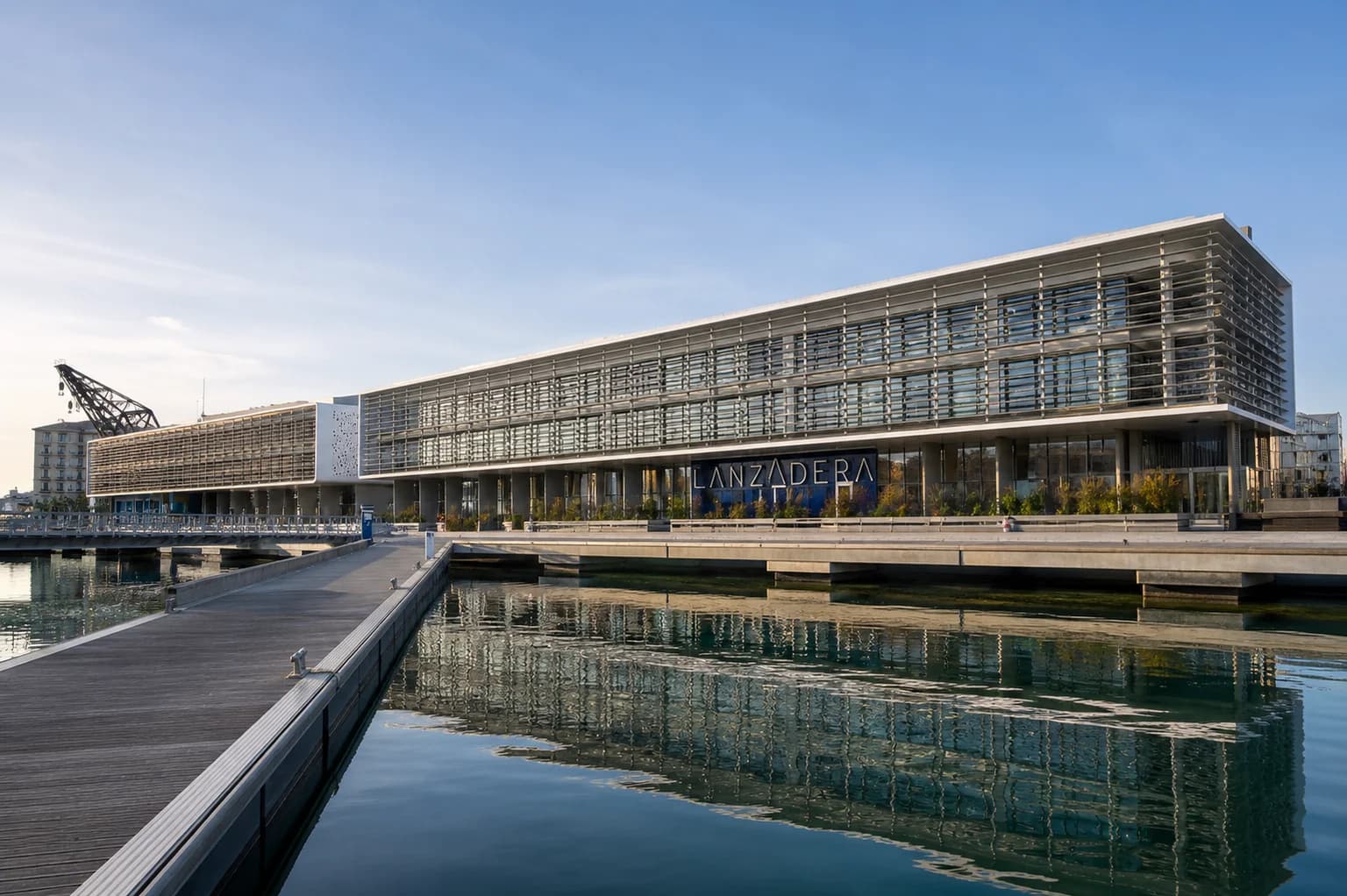Edificio Lanzadera junto al agua en la Marina de València
